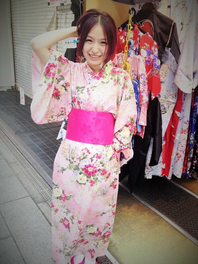 kimonolu kız